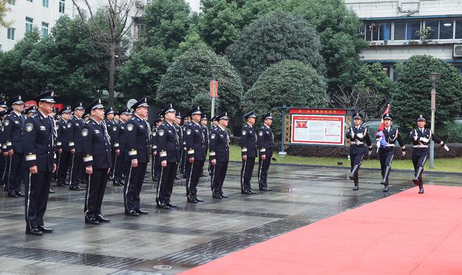 省公安厅举行2025年中国人民警察节升警旗暨荣誉授予仪式